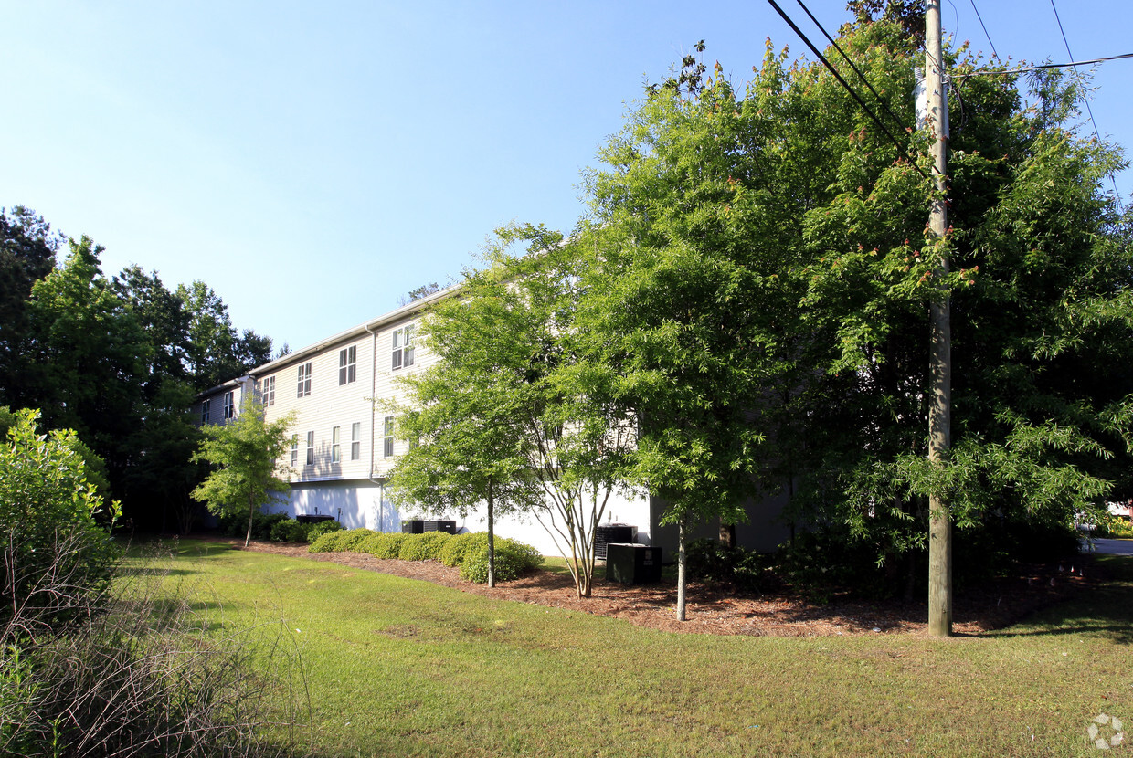 Building Photo - Willow Oaks