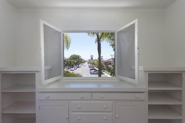 Building Photo - Beautiful Vintage Cottage in La Jolla w/ D...