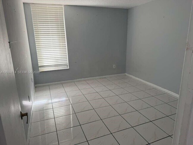Foto del edificio - 8801 W Flagler St