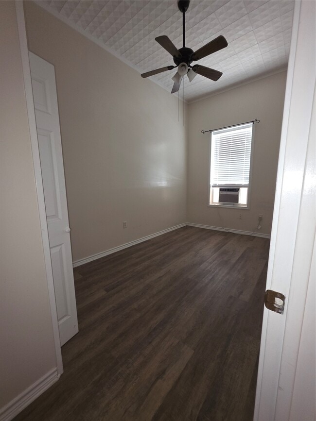 Building Photo - 601 W Washington Ave