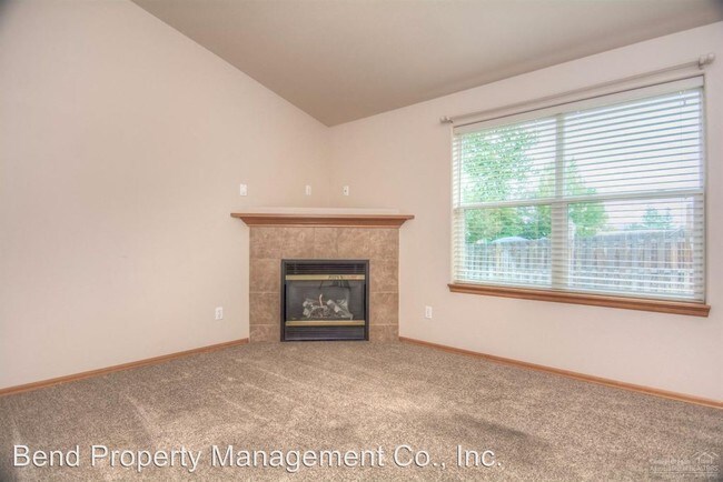 Building Photo - 4 br, 2 bath House - 3332 SW Kalama Ave.