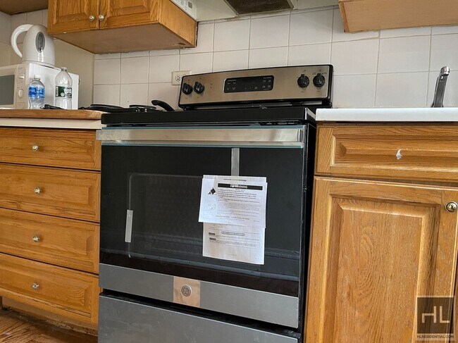Foto del edificio - BRIGHT 1BR WITH H.O. IN MIDTOWN EAST TOWNH...
