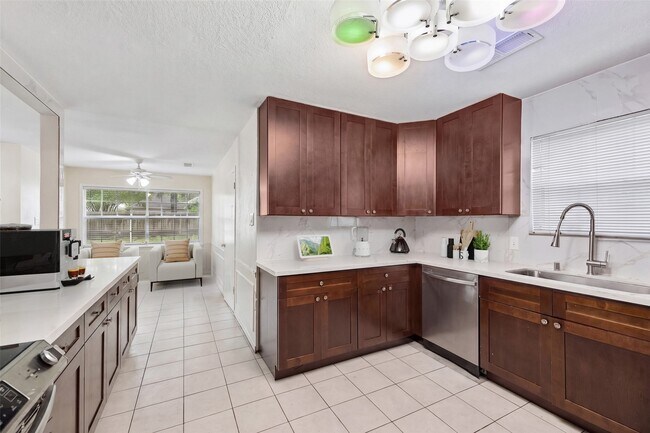 Foto del edificio - 7511 Theisswood Rd