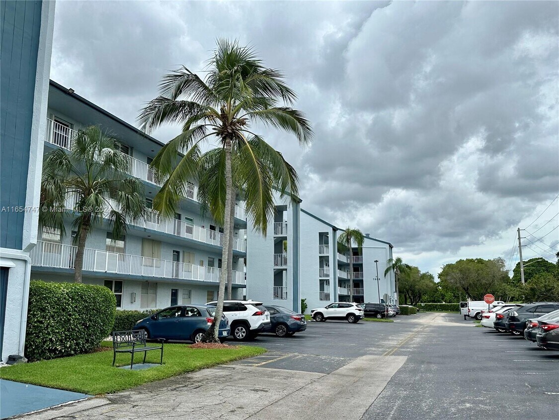 Foto principal - 7690 NW 18th St