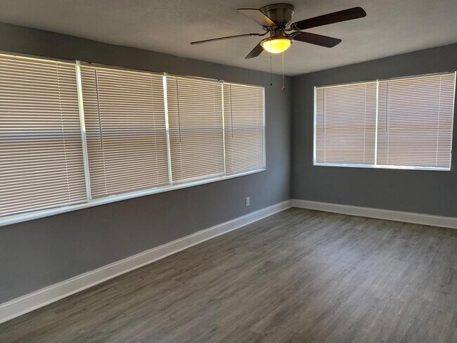 Building Photo - 2613 Drake Dr