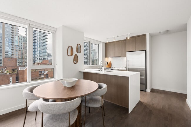 Building Photo - 1009 Harwood St