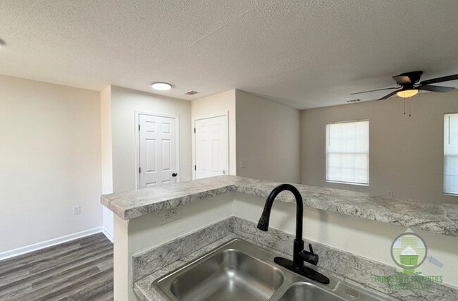 Foto del edificio - 522 Mcneely Cir