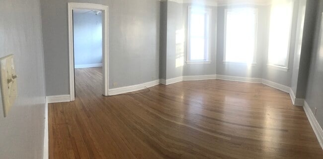 Living room - 5201 N Latrobe Ave