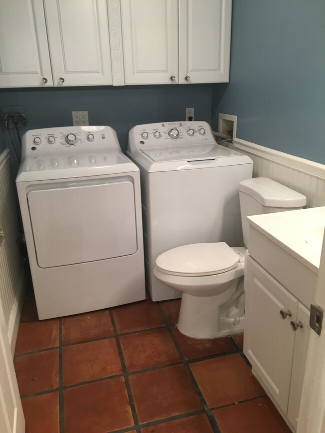 Foto del edificio - 3349  Gardens East Drive Apt C