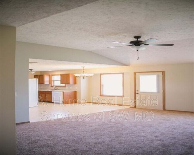 Foto del edificio - 1138 N Hutchinson Ave