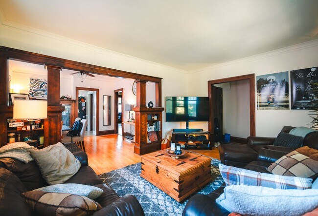 Foto del edificio - 3043-3045 N Bartlett Ave