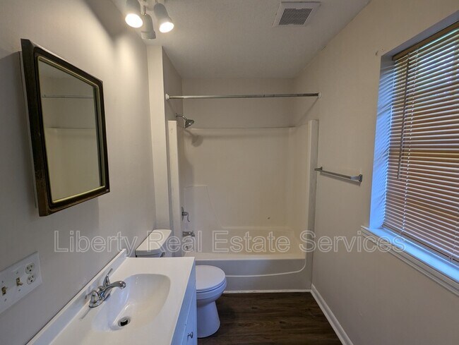 Building Photo - 979 Live Oak Dr
