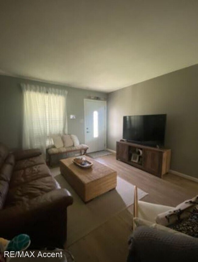 Building Photo - 3 br, 1.5 bath House - 2405 Dolphin Dr.