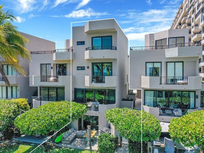 Foto del edificio - 201 Crandon Blvd