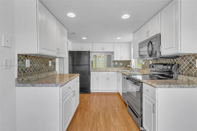 Foto del edificio - 8310 Sands Point Blvd