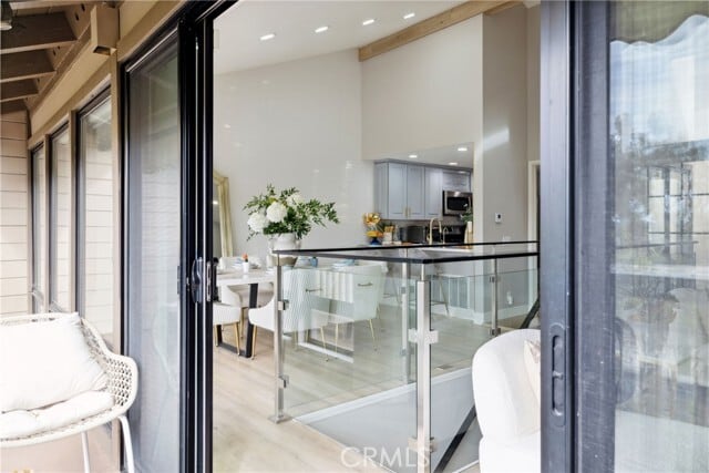 Building Photo - 25 Palos
