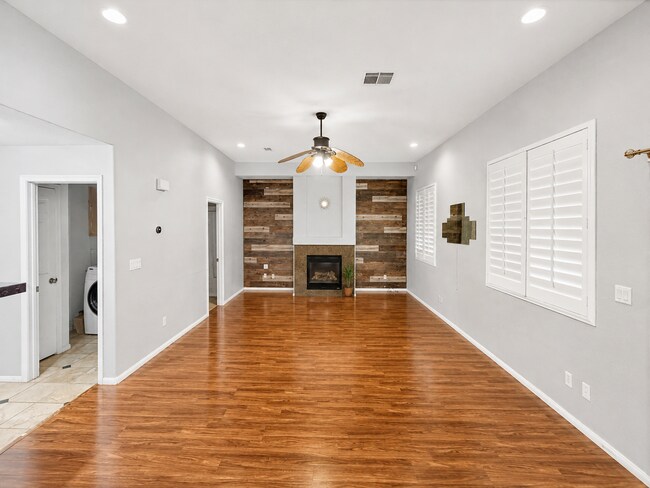 Foto del edificio - Beautiful 4BR Home in Gated Community with 3-Car Garage