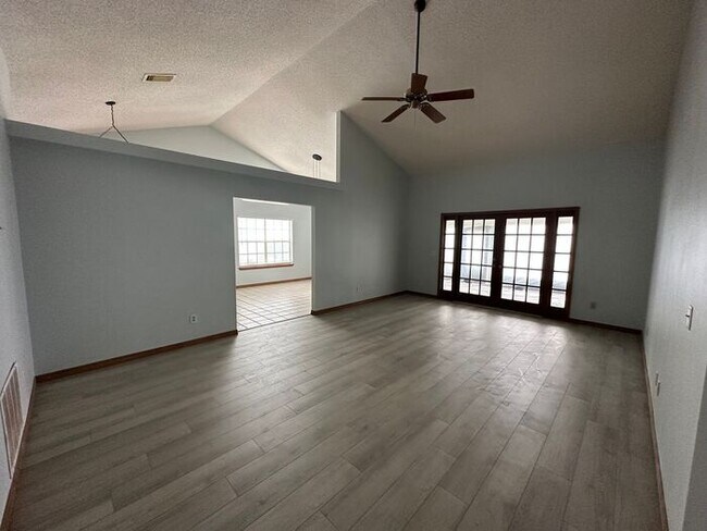 Foto del edificio - BEAUTIFUL 3 Bedroom/2 Bath Home with Water...