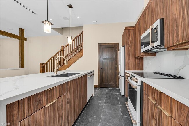 Building Photo - 3 br, 3.5 bath Townhome - 1113 NE 3rd Ave