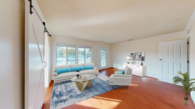 The ventanas de gran tamaño son excelentes para que circula a aire fresco o simplemente contempla las vistas en un día soleado. - 20822 Norwalk Blvd