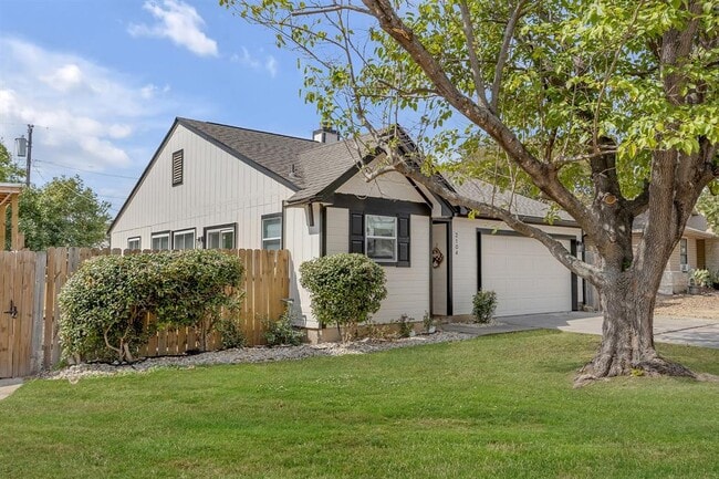 Building Photo - 2104 Andover Dr