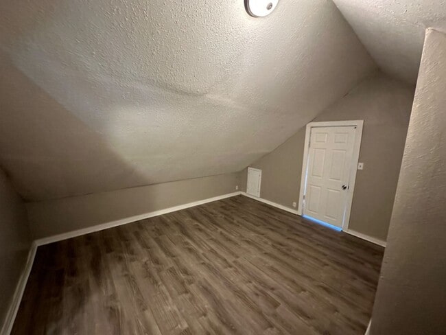 Building Photo - 3 Bedroom Single Family