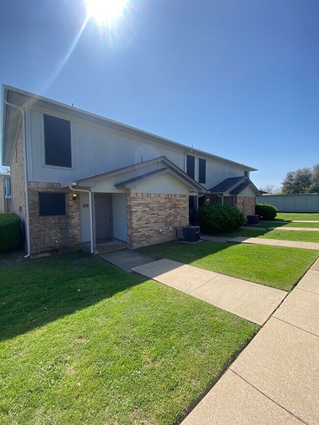 Building Photo - 111 Vista Way