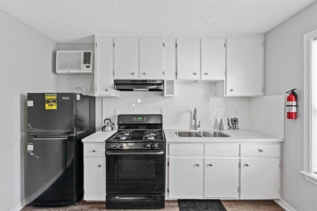 Building Photo - 12918 Peggys Ln