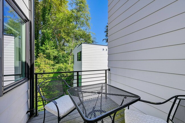 Foto del edificio - Modern Luxury Townhome Near Lake Washington