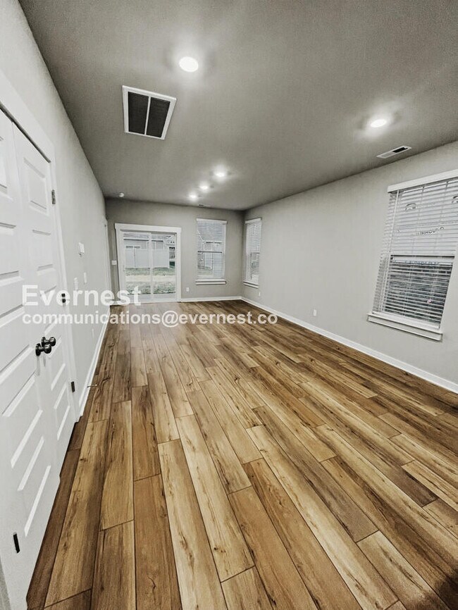 Foto del edificio - 710 Mickelson Wy