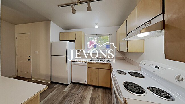 Building Photo - Inviting 3-bedroom duplex near Lakewood To...