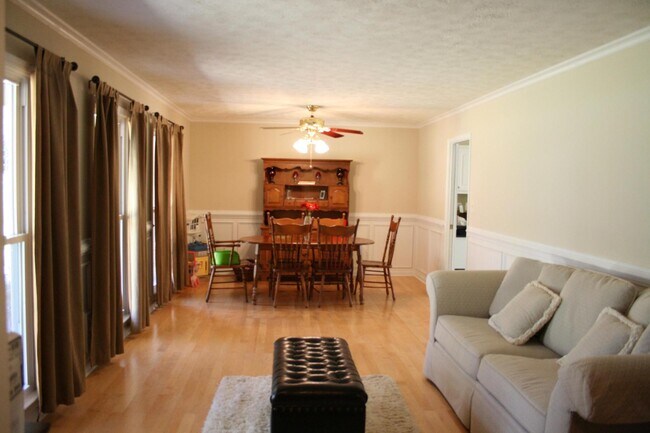 Foto del edificio - **ASK HOW YOU CAN MOVE IN WITH NO SEC. DEP.**105 Timberlane Trl: 3BD, 2BA brick ranch on level lo...