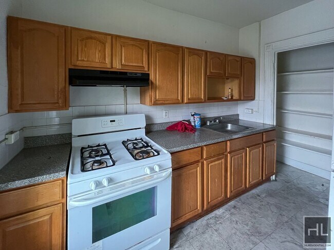 Foto del edificio - Spacious 3 bedroom/1 Bathroom apt availabl...