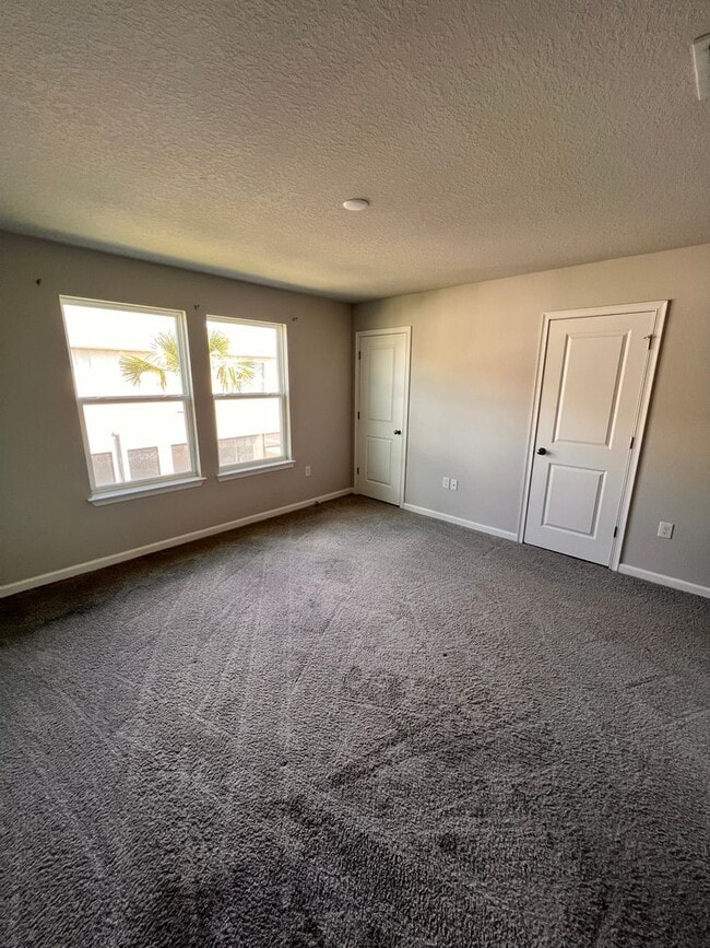 Building Photo - 3 bedroom, 2.5 bathroom Townhome in Parkvi...