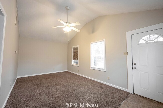 Building Photo - Cozy 1-Bedroom Gem in Indianapolis with Spacious Living – 750 Sq Ft!