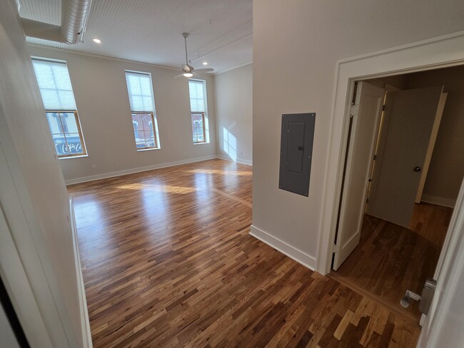 Building Photo - 122 Main St