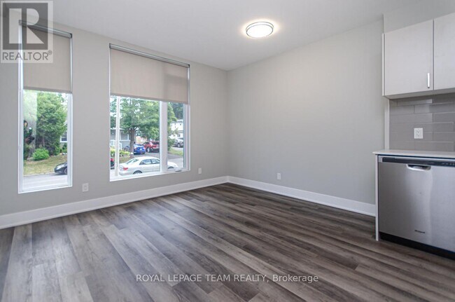 Photo du bâtiment - 1295 Summerville Ave