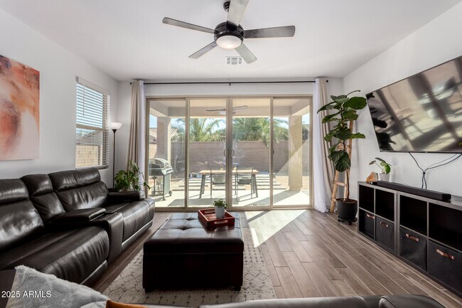 Foto del edificio - 17945 W Golden Ln