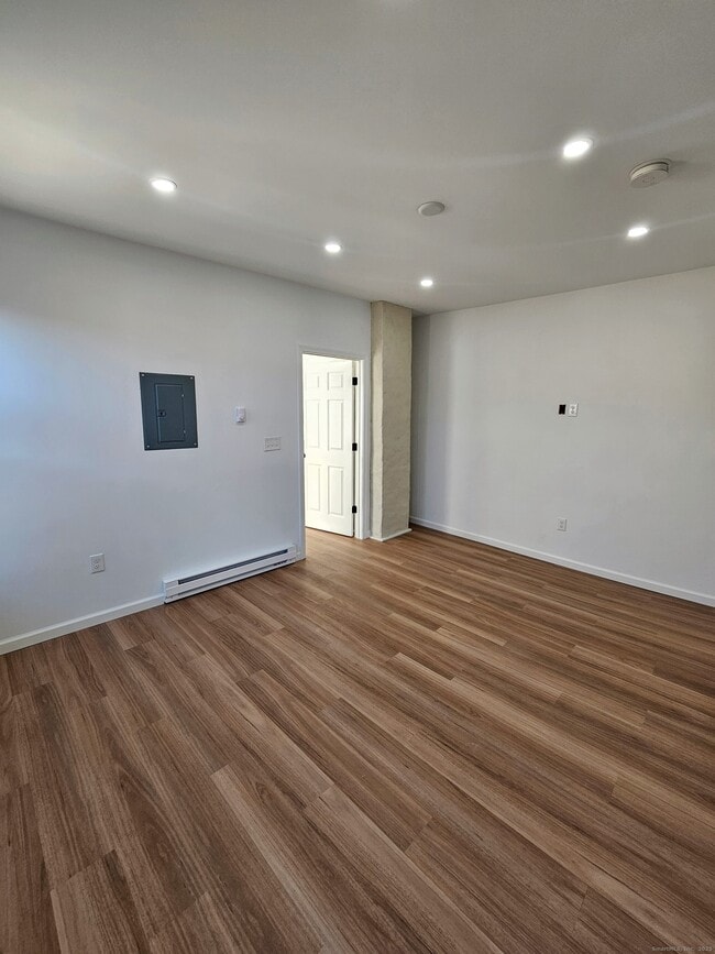 Building Photo - 1153 Main St