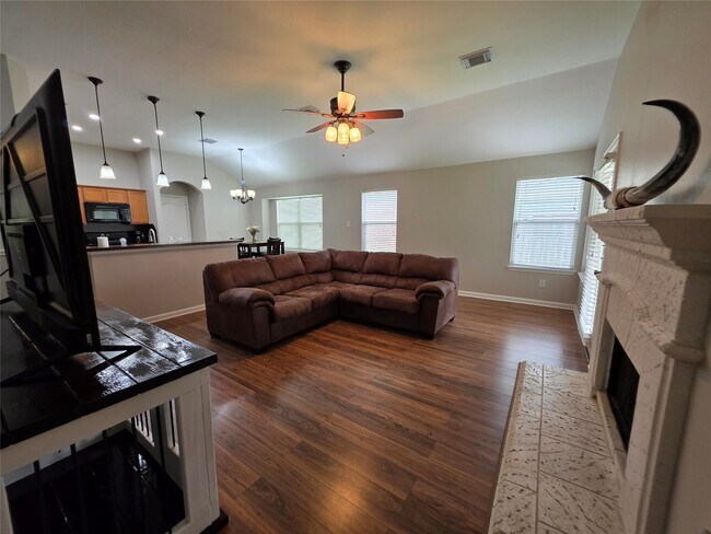 Foto del edificio - 2108 Goldfinch Ln
