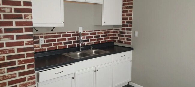 Building Photo - 2 Bedroom Single Family