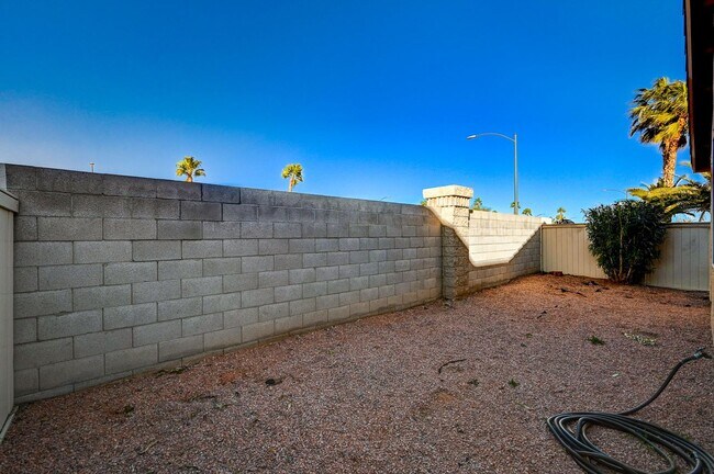 Building Photo - 3 bedroom 2 bath home in Silverado Ranch