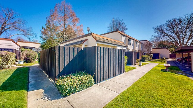 Building Photo - Single Level 3 Bedroom Condo with Carport