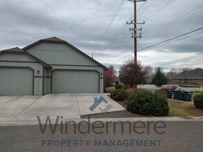 Building Photo - 808 NE Bunky Ln