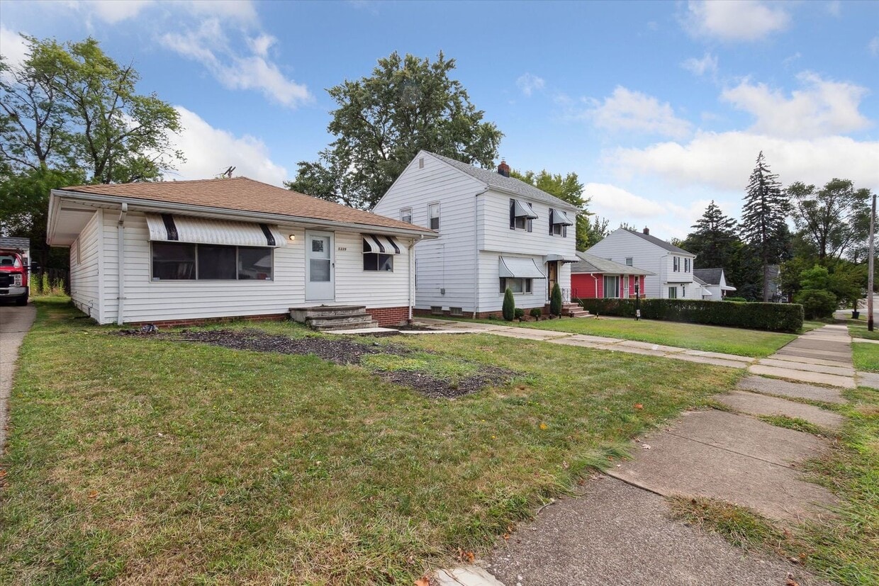 Primary Photo - 5339 Elmwood Ave