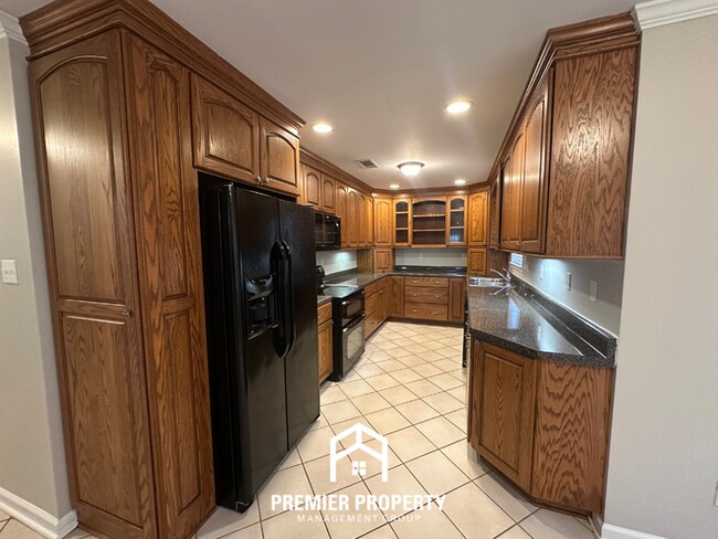 Foto del edificio - Spacious 4BR Cordova Home with Hardwood Floors, Fireplace & Fenced Yard