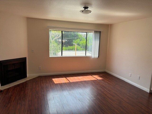 Foto del edificio - 2449 S Barrington Ave