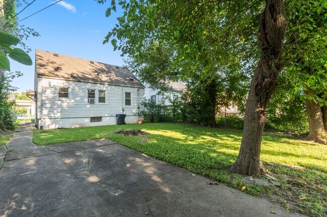 Building Photo - Charming 3 bedroom Home with Spacious Back...