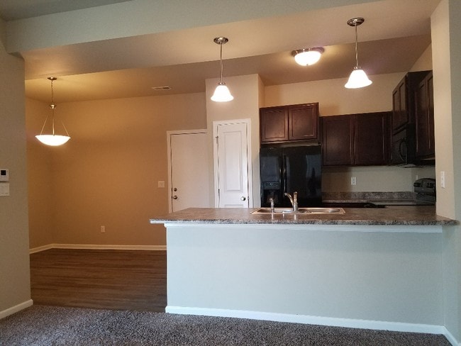 Building Photo - Creekside Townhomes