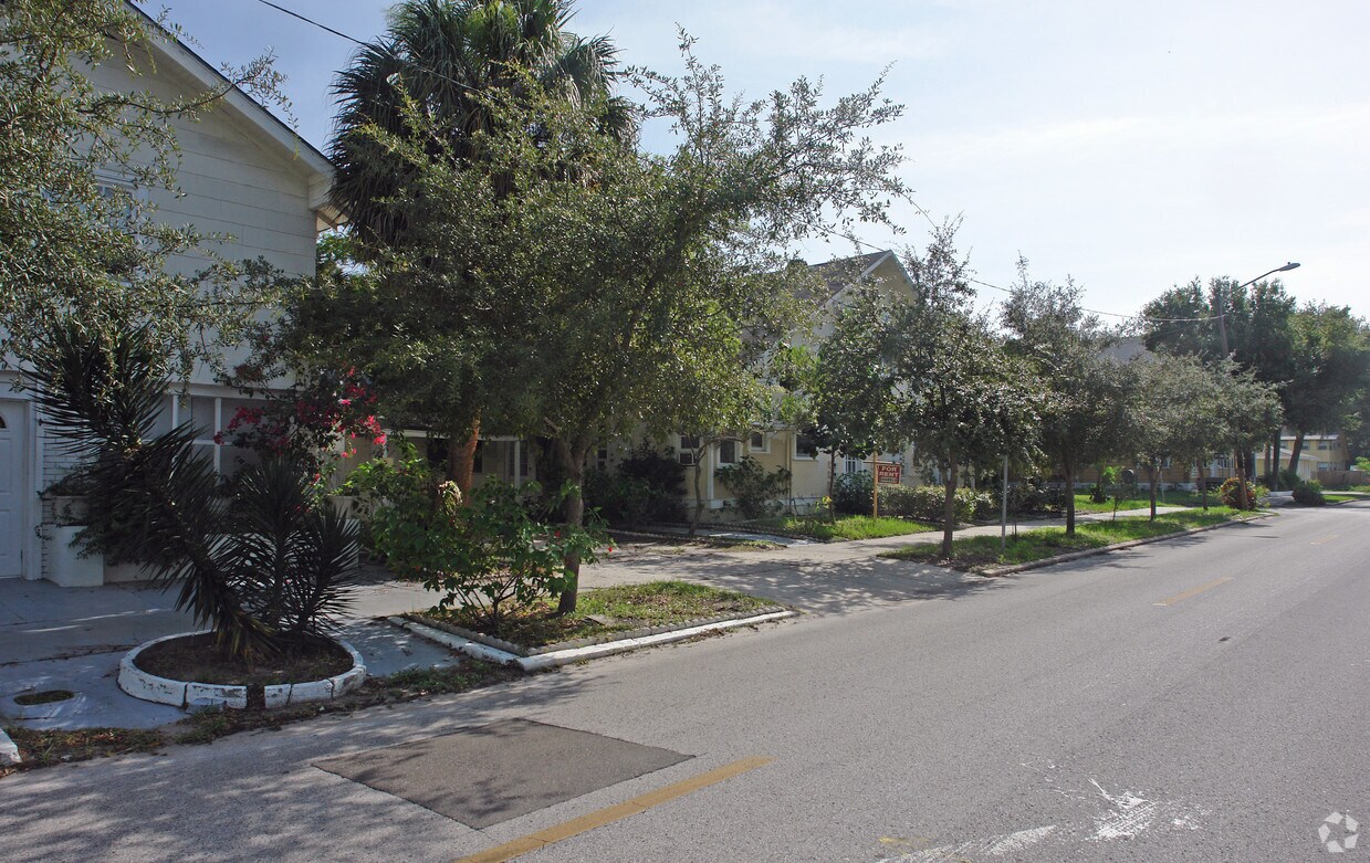 Primary Photo - 700 Grove St N